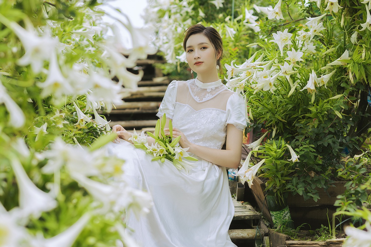 Hoa khôi đh quốc gia hà nội khoe lưng trắng ngần giữa vườn loa kèn mùa hạ - 11