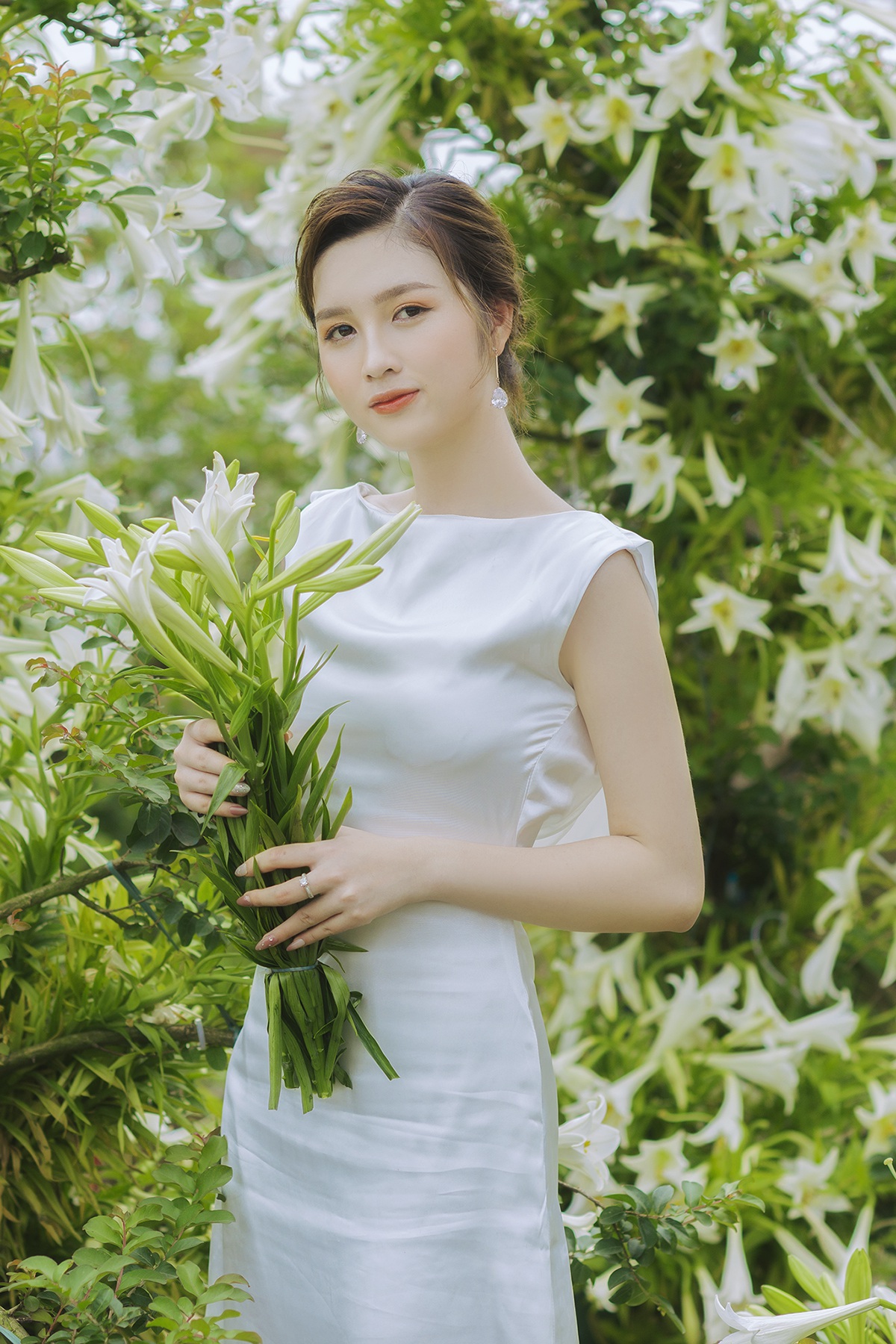 Hoa khôi đh quốc gia hà nội khoe lưng trắng ngần giữa vườn loa kèn mùa hạ - 9