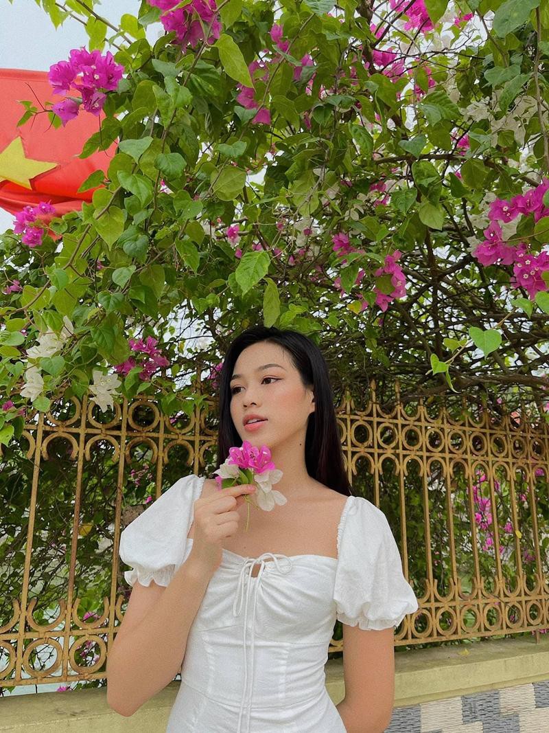 Hoa hậu đỗ thị hà xinh đẹp trong bộ ảnh chụp tại vườn nhà netizen xuýt xoa dịu dàng quá - 4