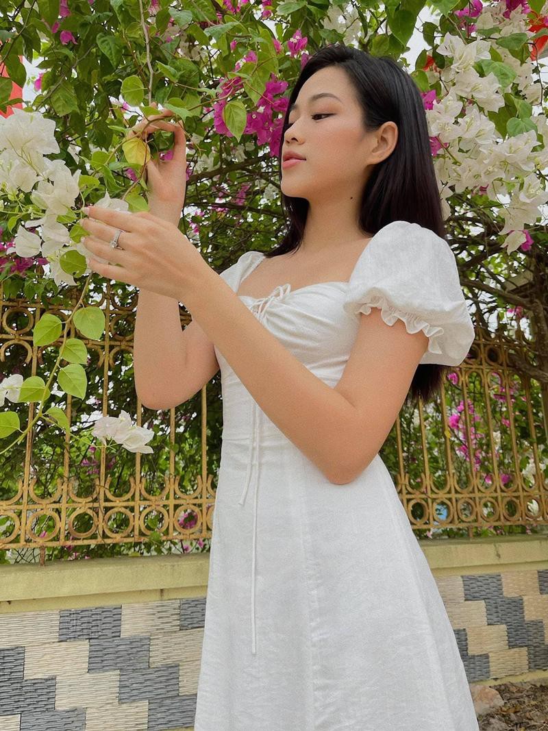 Hoa hậu đỗ thị hà xinh đẹp trong bộ ảnh chụp tại vườn nhà netizen xuýt xoa dịu dàng quá - 2