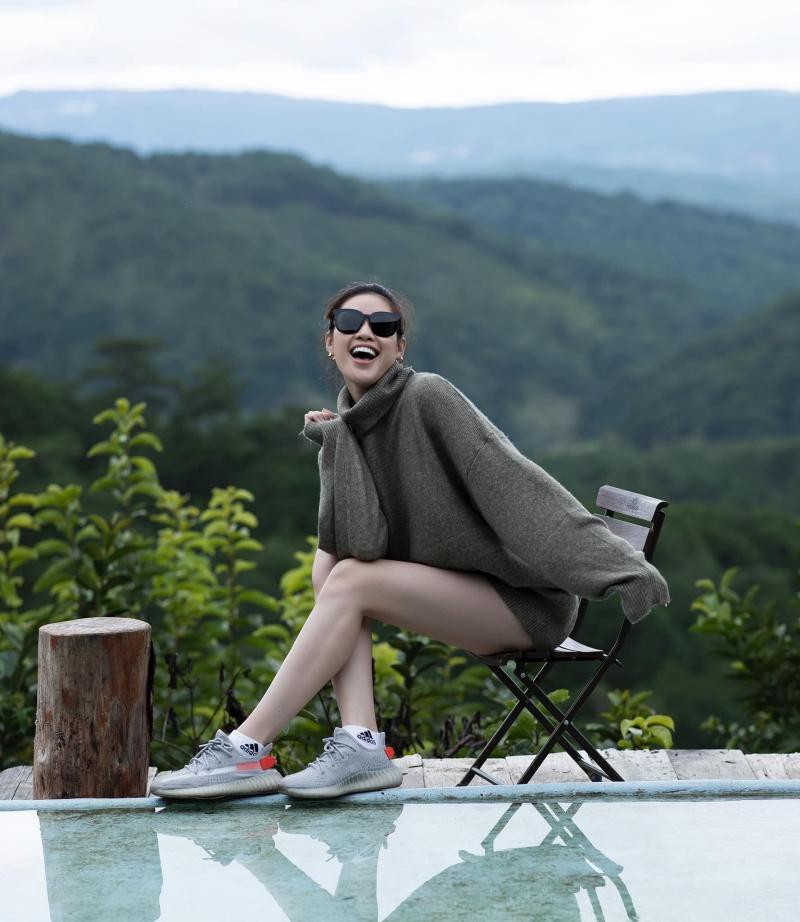 Hoa hậu khánh vân diện áo len cổ lọ giữa mùa hè netizen khen trông dịu mát quá - 3