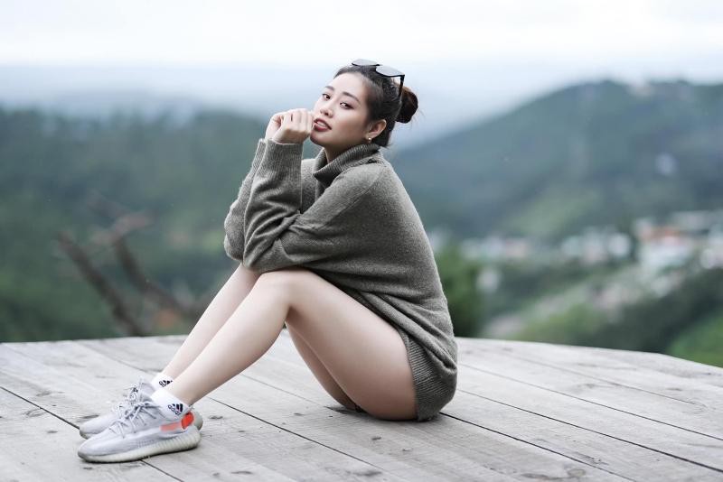 Hoa hậu khánh vân diện áo len cổ lọ giữa mùa hè netizen khen trông dịu mát quá - 4