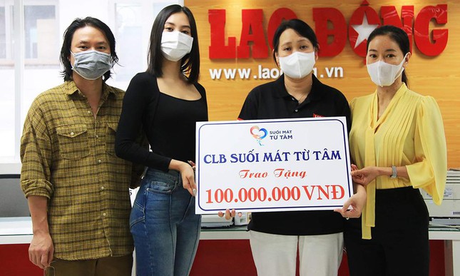 Hoa hậu tiểu vy trao 100 triệu đồng mua vắc-xin cho công nhân bắc giang - 1