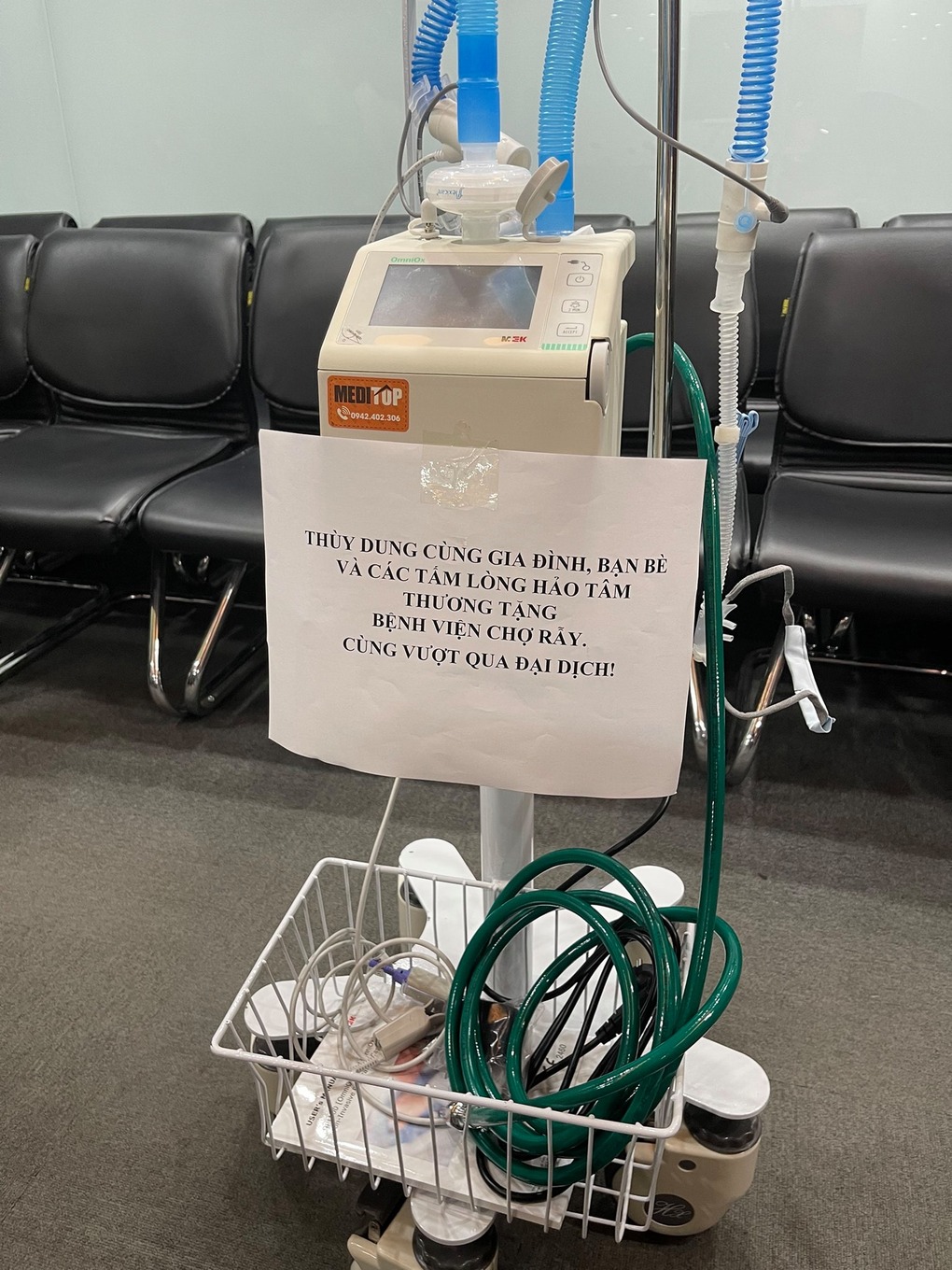 Á hậu thùy dung tặng máy thở oxy cho bệnh viện - 2