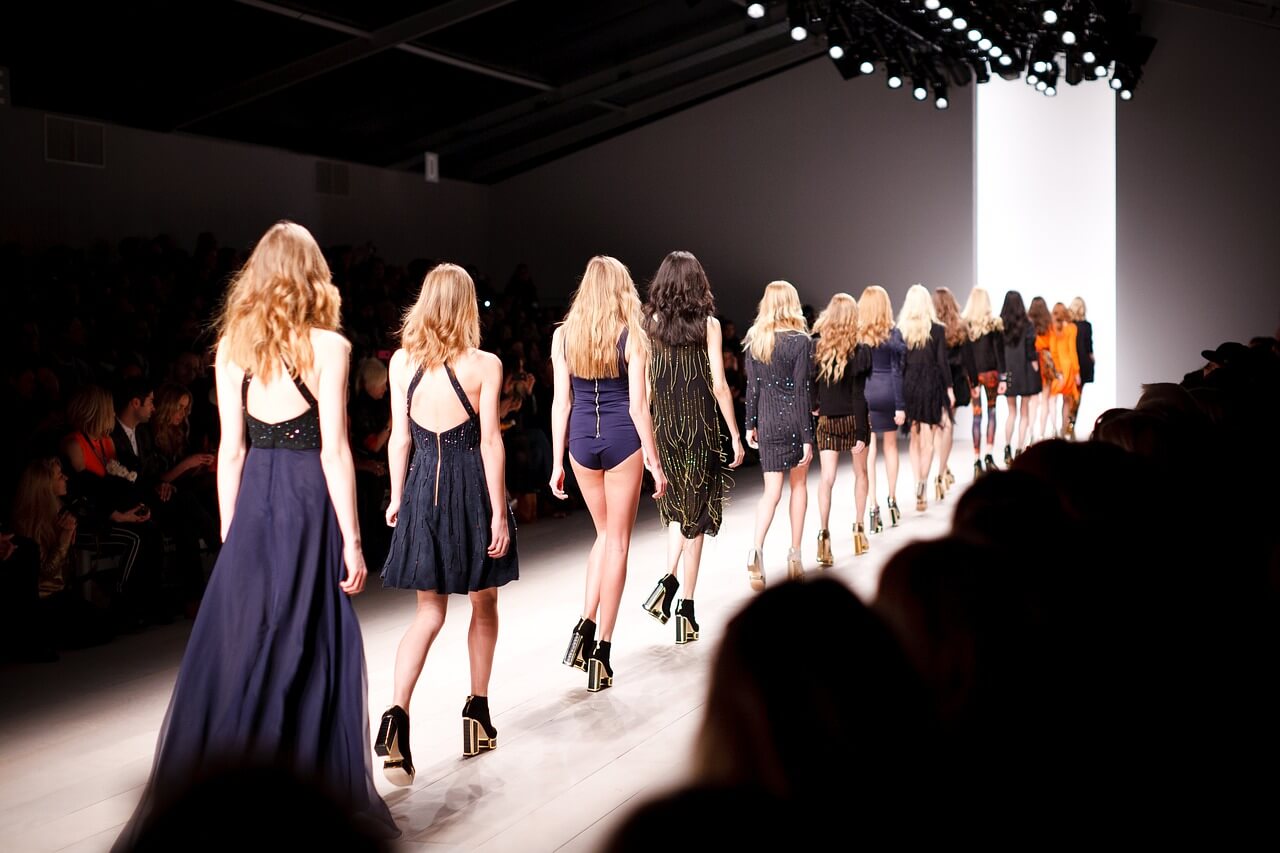 Catwalk là gì? Làm thế nào để đi dáng chuẩn như người mẫu
