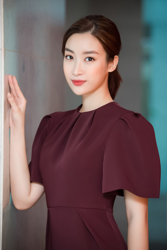 Hoa hậu Đỗ Mỹ Linh đầy tự tin trở lại với Bản tin Tiêu dùng 24h