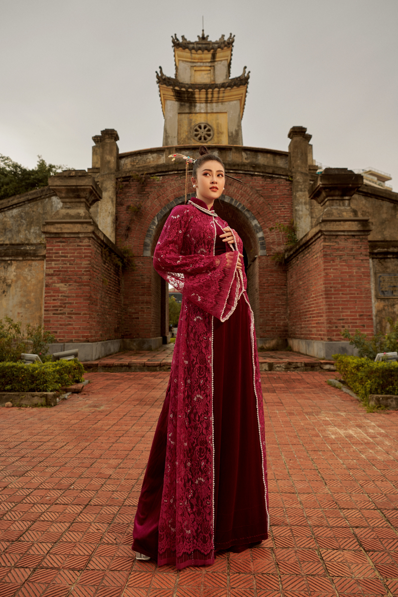 Người đẹp Lý Kim Thảo thướt tha trong tà áo dài