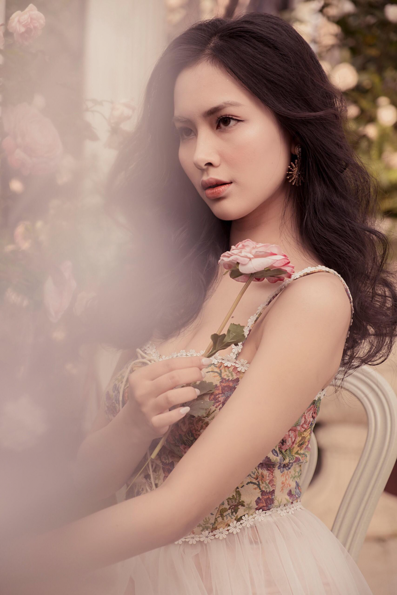 Bộ ảnh đẹp hút mắt của hot girl trường Đại học Kinh doanh và Công nghệ