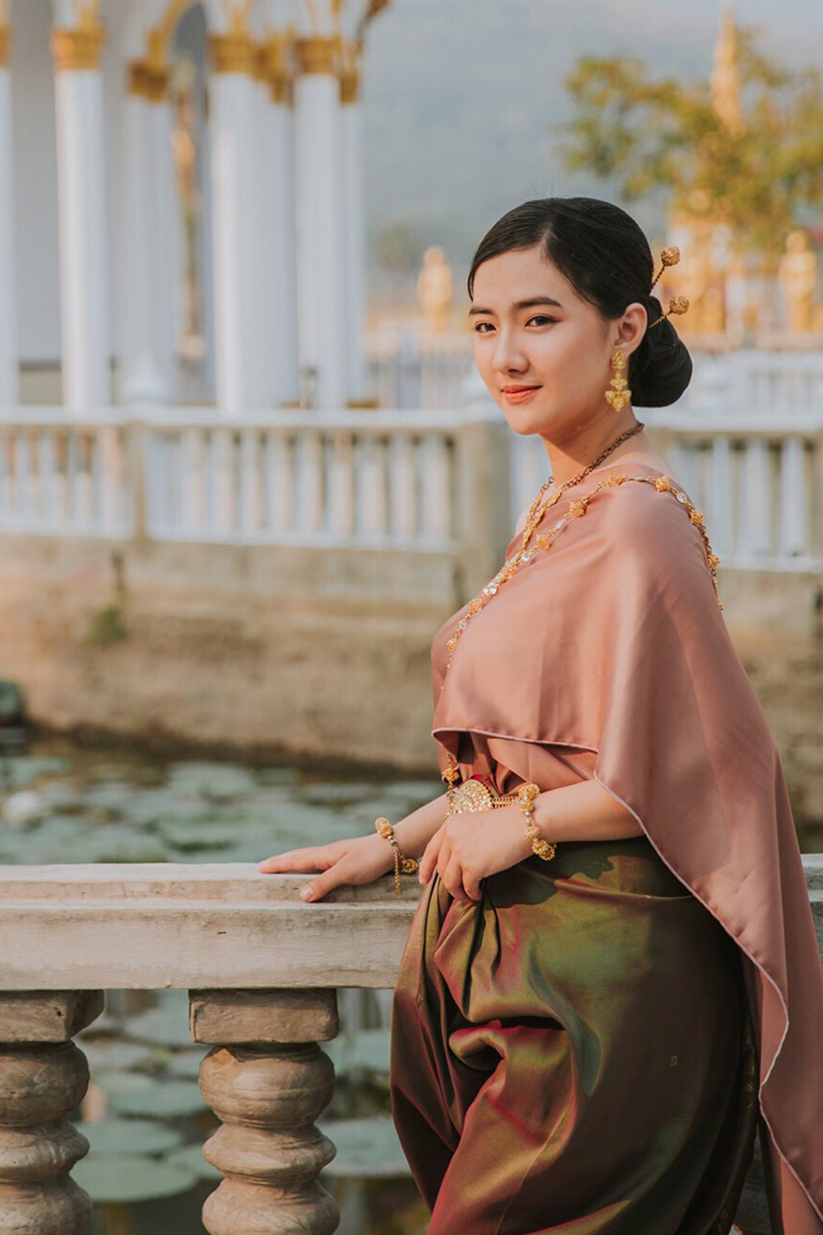 Thiếu nữ nhận “mưa lời khen” khi diện trang phục dân tộc Khơ-me