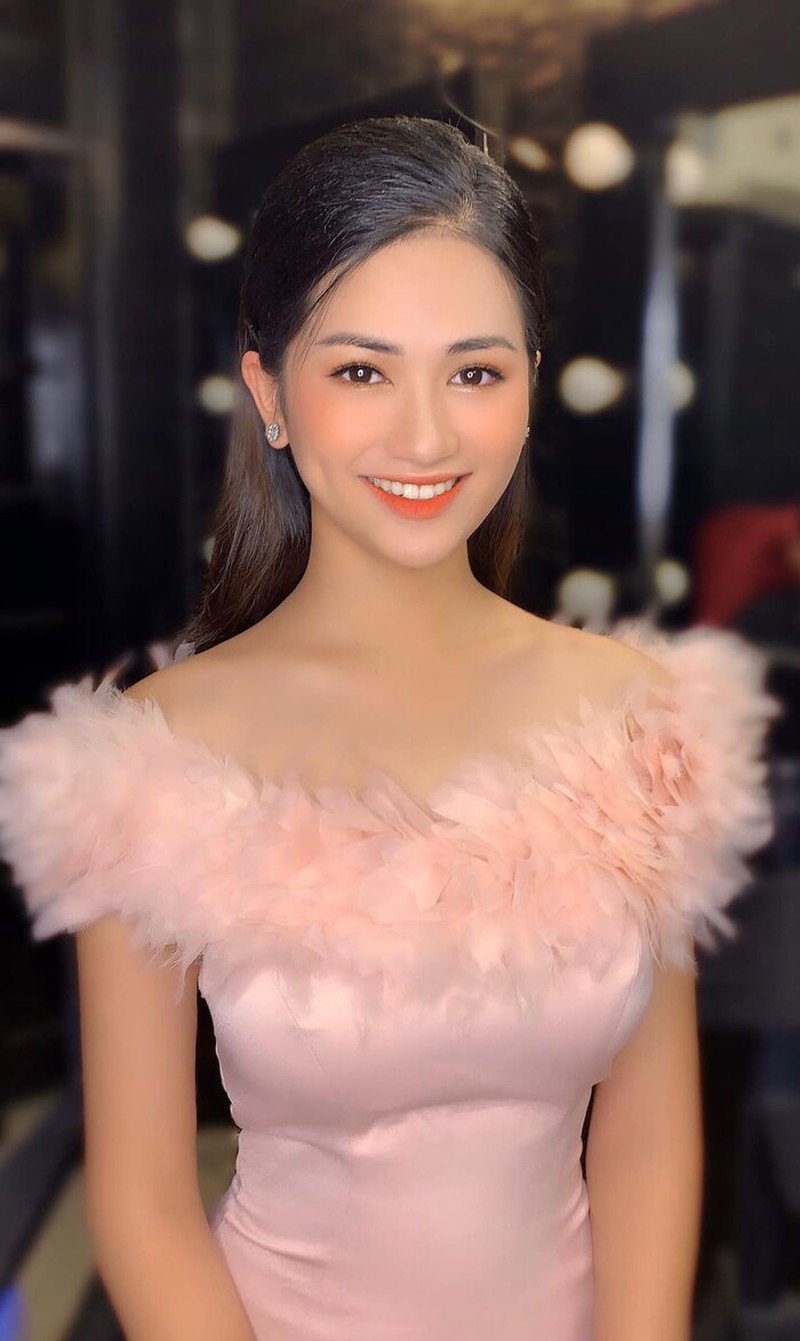 Ngắm Thu Phương - Người đẹp Biển làm MC trên VTV