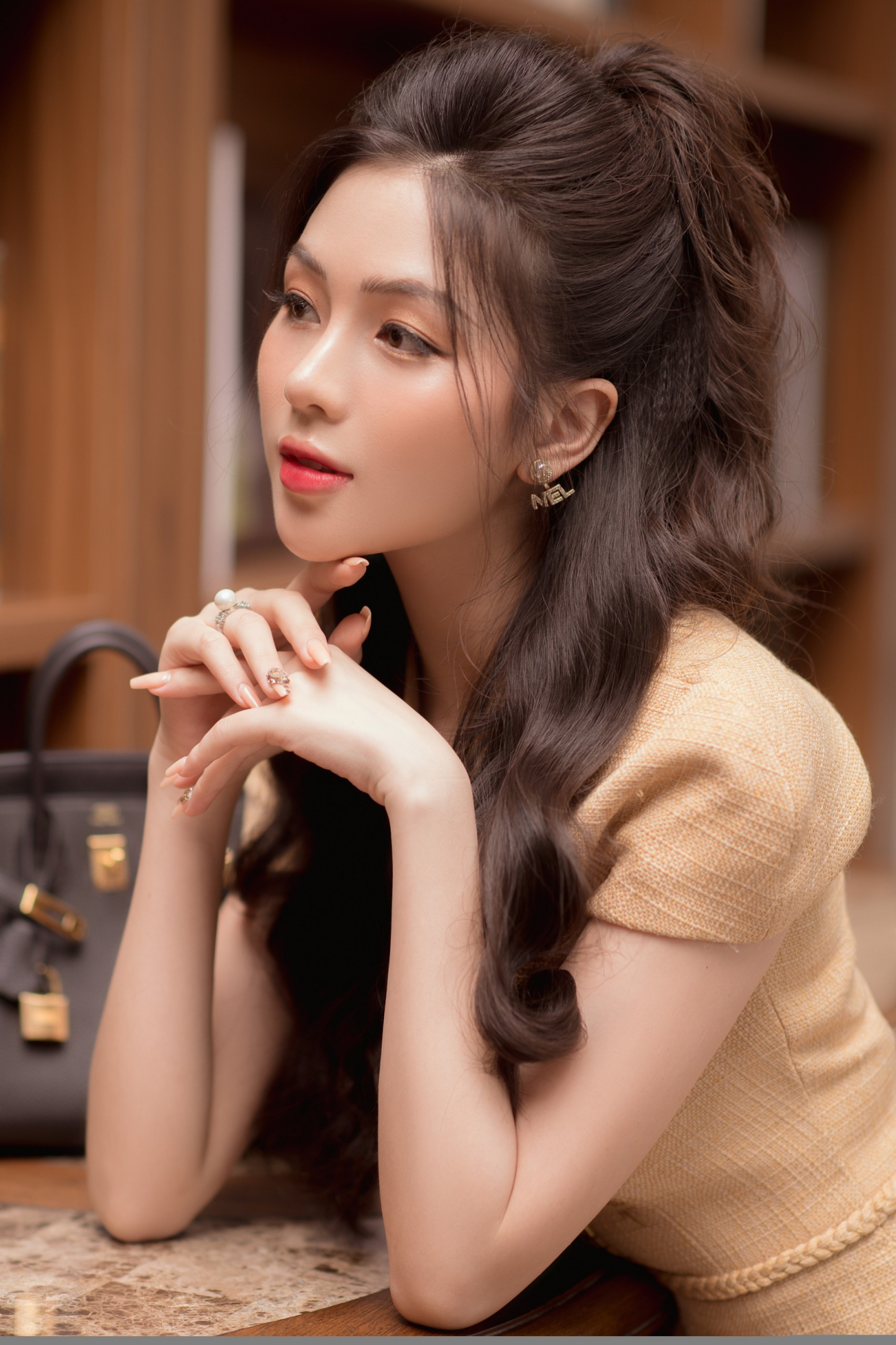 Nữ thủ khoa ĐH Sân khấu điện ảnh đẹp từ màn ảnh ra tới ngoài đời