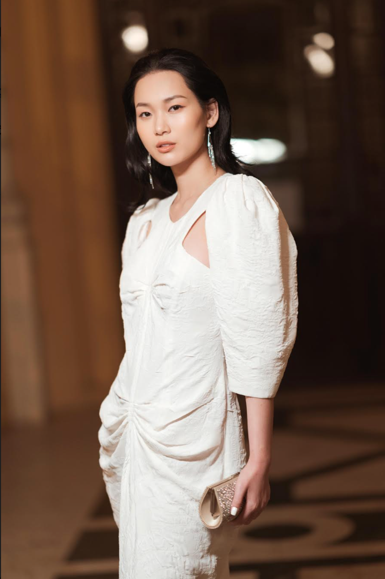 Tống Diệu Hằng gây ấn tượng với tóc xoăn cá tính