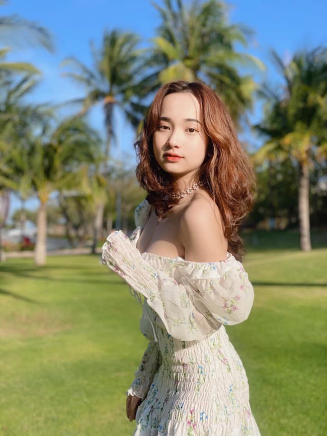 Vẻ đẹp ngọt ngào của nữ sinh Kinh tế khiến dân mạng ‘tan chảy’