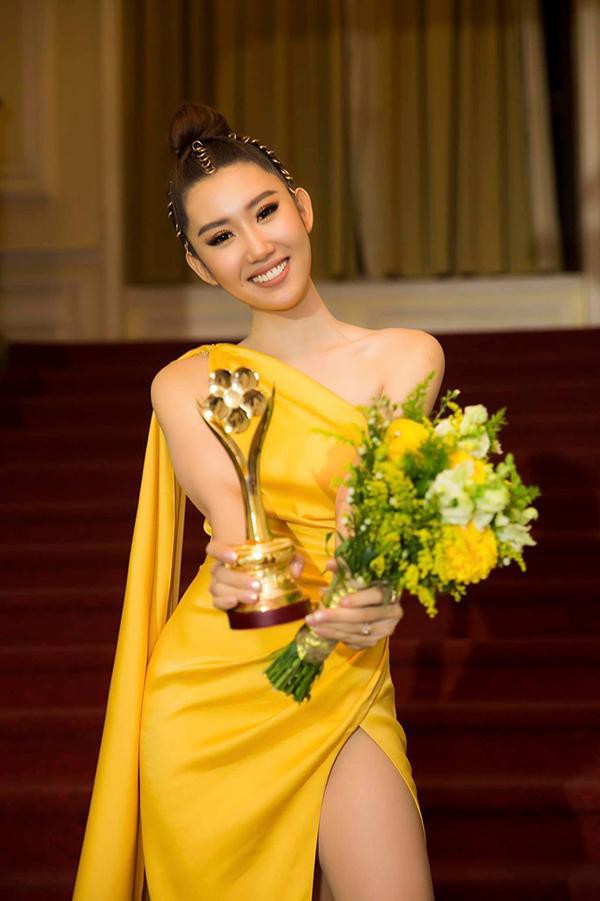 Bất ngờ với loạt thành tích ‘không phải dạng vừa’ của Thúy Ngân ở các cuộc thi nhan sắc