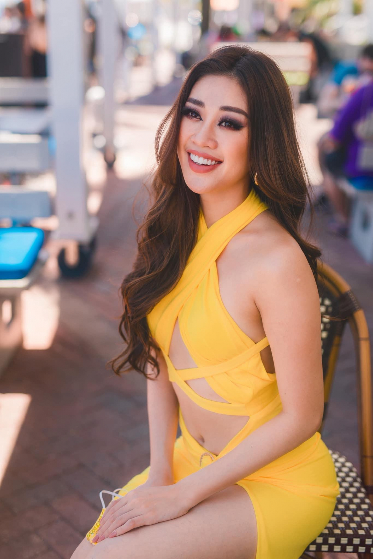 Mặc váy vàng ‘chói lóa’, Khánh Vân khoe trọn cơ bụng nóng bỏng tại Miss Universe 2020