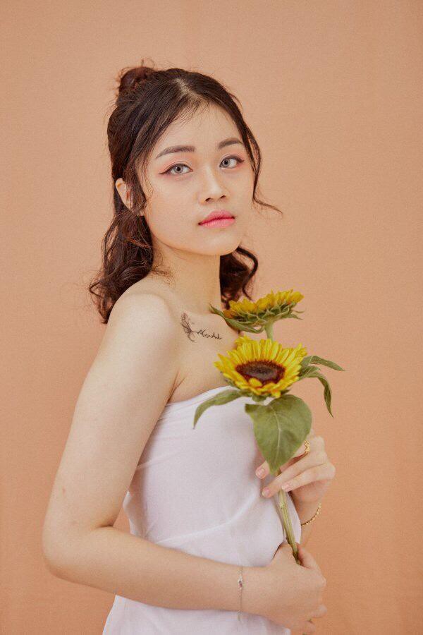 Nữ sinh trường Đại học Kinh tế Quốc dân sở hữu gương mặt ‘rất fashion’