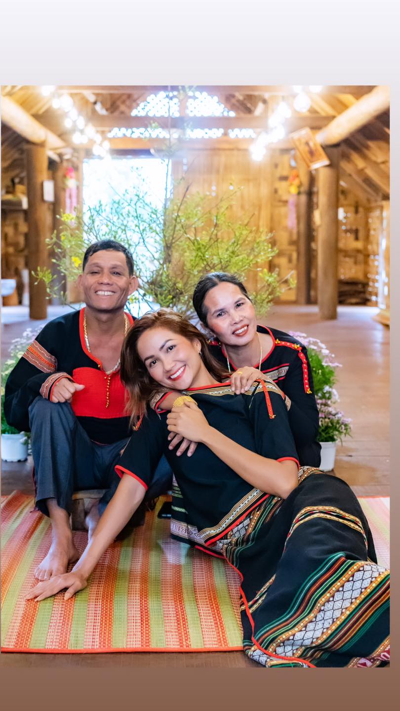 Sau nhà tiền tỷ, H’hen Niê lại tiếp tục mua xế sang tặng cha mẹ