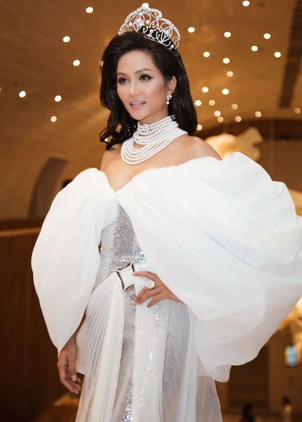 Bất ngờ trước ngôi nhà sàn dài 41m ở Đắk Lắk của hoa hậu H‘Hen Niê