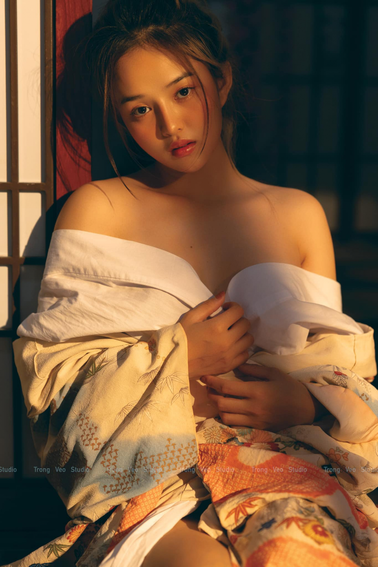 Ngắm bộ ảnh vai trần gợi cảm hút ánh nhìn của hot girl trang điểm