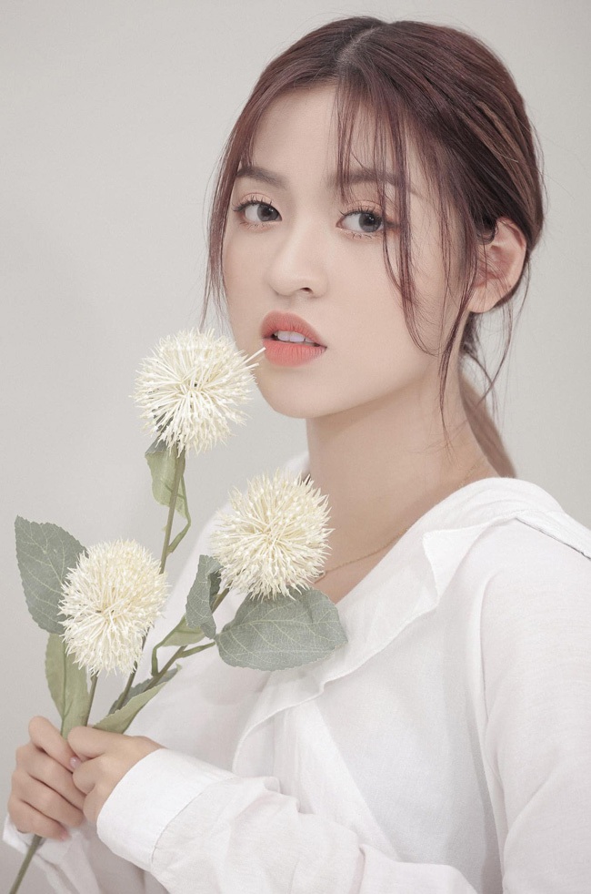 ‘Hot girl trứng rán’ rũ bỏ vẻ ngây thơ, ngày càng gợi cảm và quyến rũ