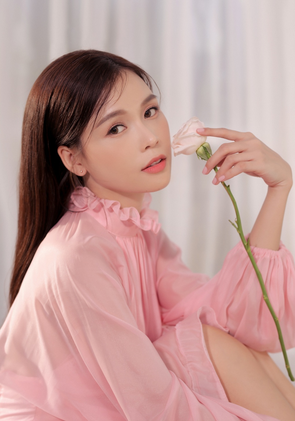 Sam khoe nhan sắc trong veo