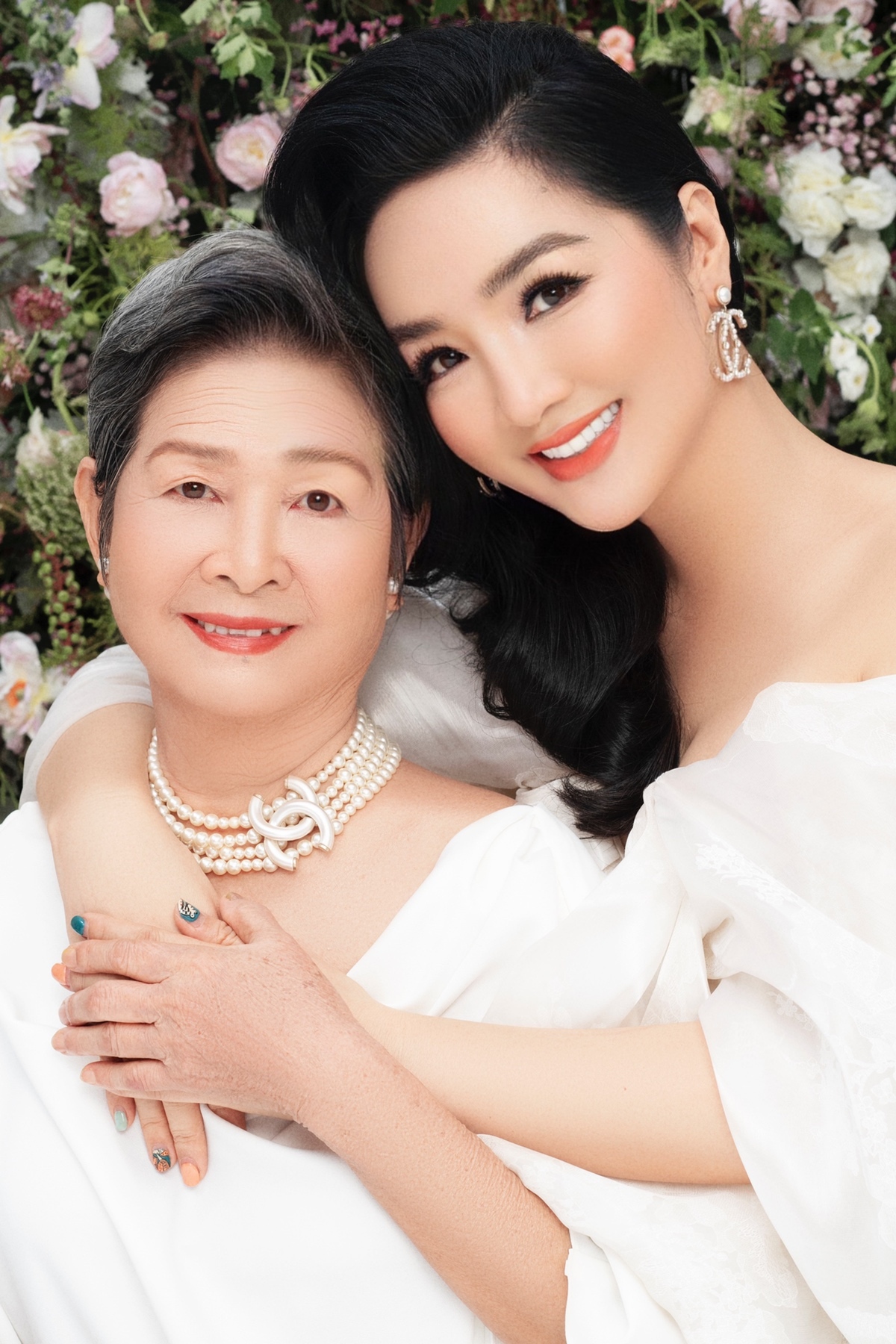 Giáng My khoe đường cong dưới nắng hè