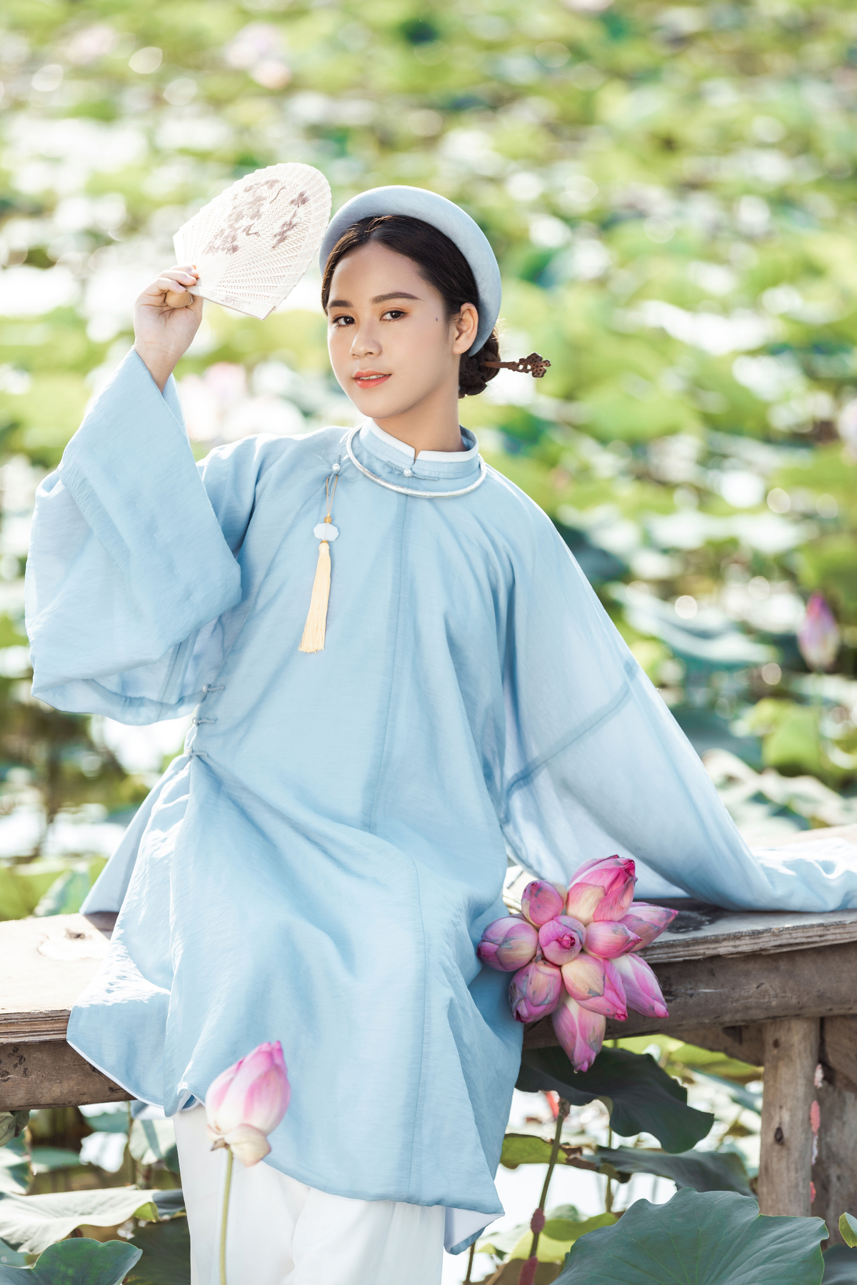 Bella Vũ lần đầu diện áo dài ngũ thân Huế