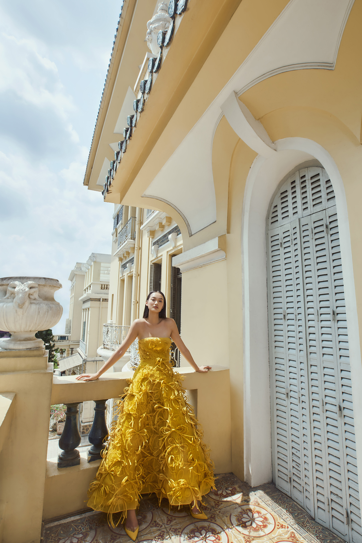 Trang phục Công Trí lên tạp chí Vogue Mỹ