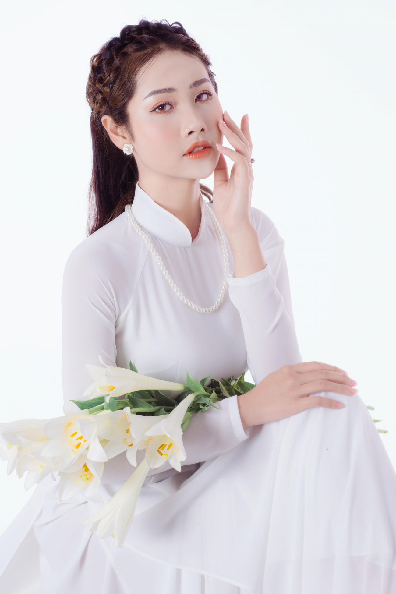 Thiếu nữ Hà Thành khoe vẻ đẹp dịu dàng bên hoa loa kèn