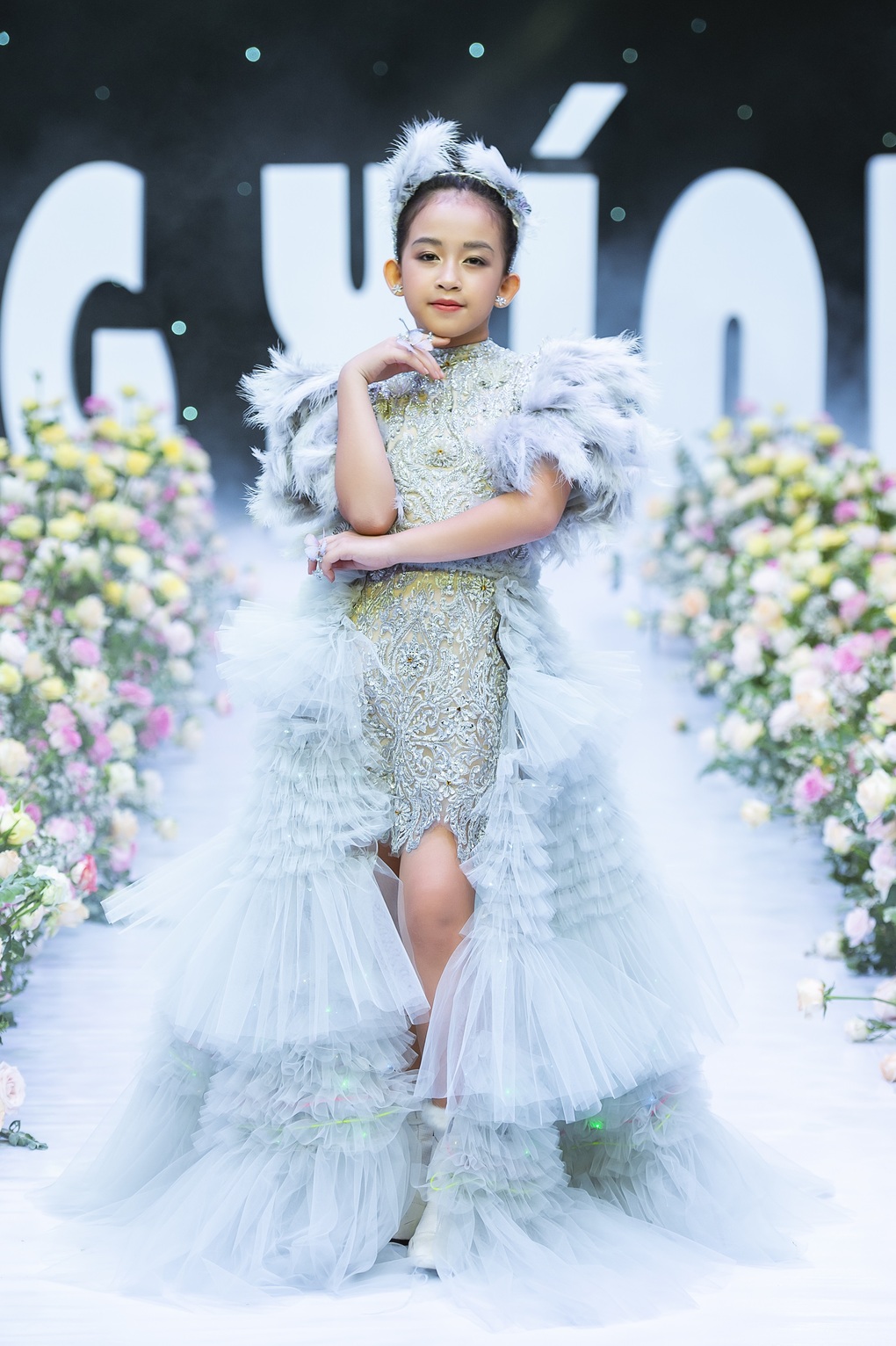Mẫu nhí catwalk giữa vườn hoa