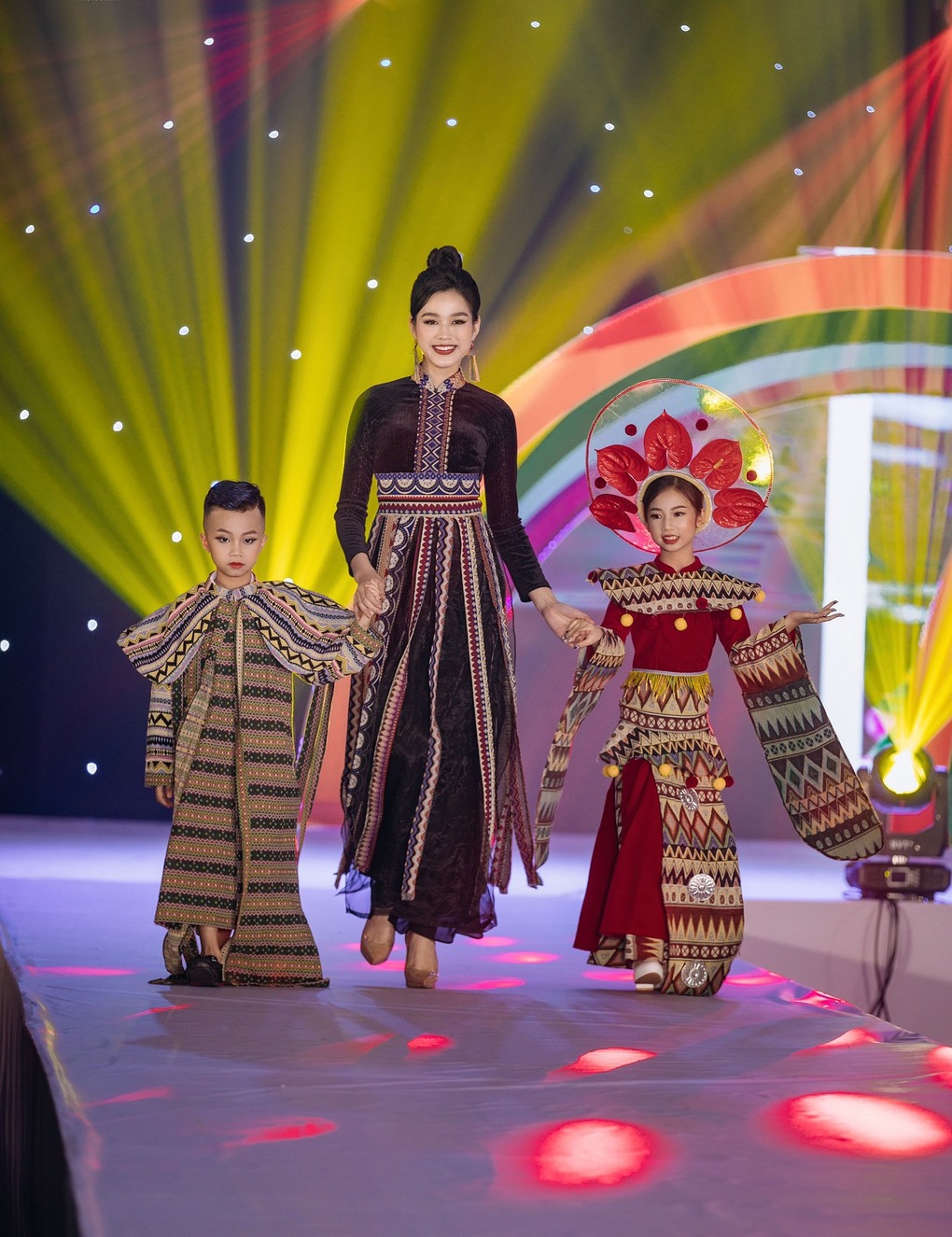 Quán quân Gia Hân catwalk cùng Hoa hậu Đỗ Thị Hà