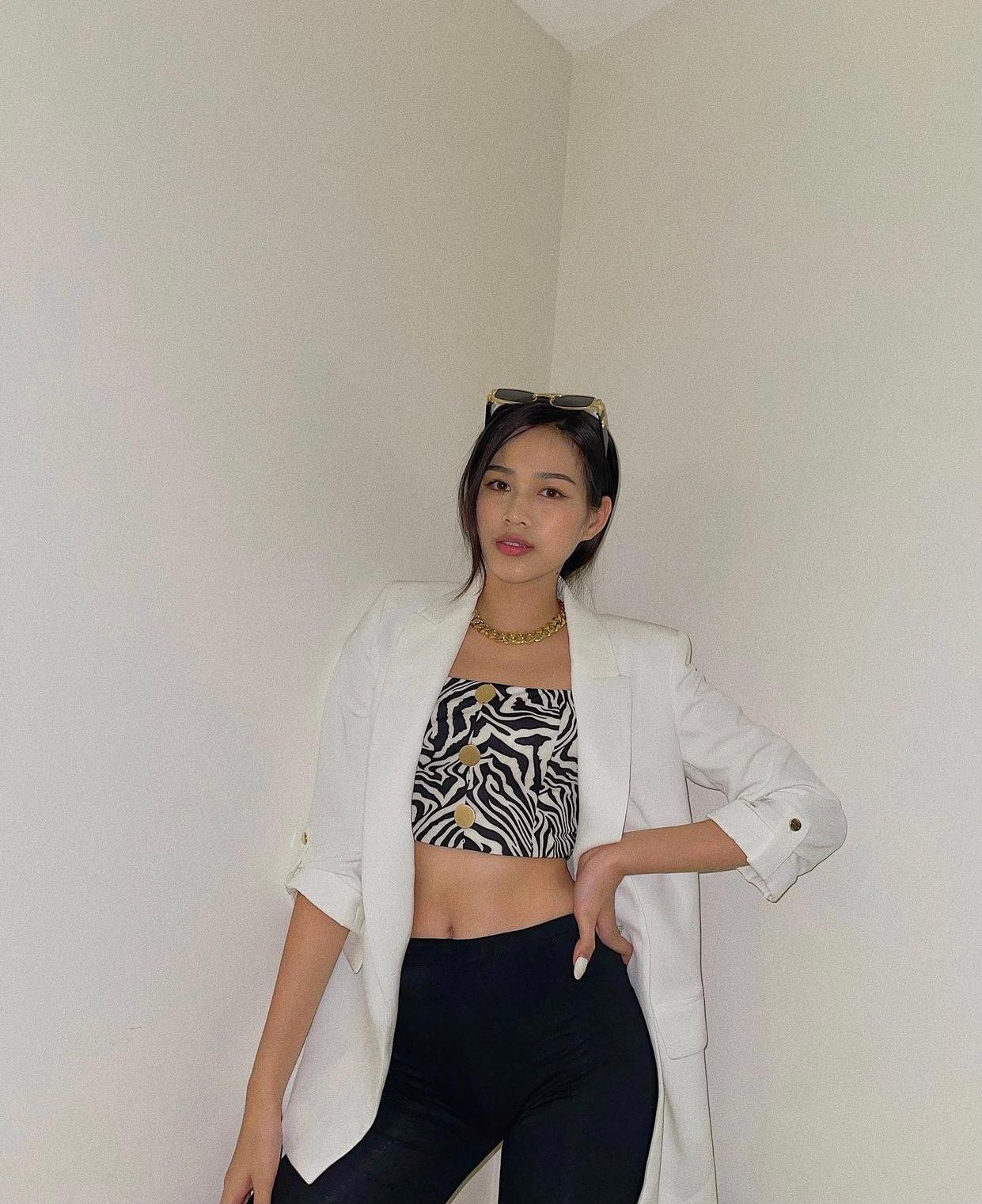 Đỗ Thị Hà bất ngờ đổi style cá tính, mặc áo crop-top khoe eo ‘con kiến’ cực nóng bỏng