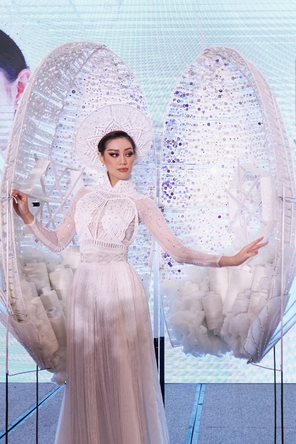 Khánh Vân trình diễn trang phục dân tộc tại Miss Universe