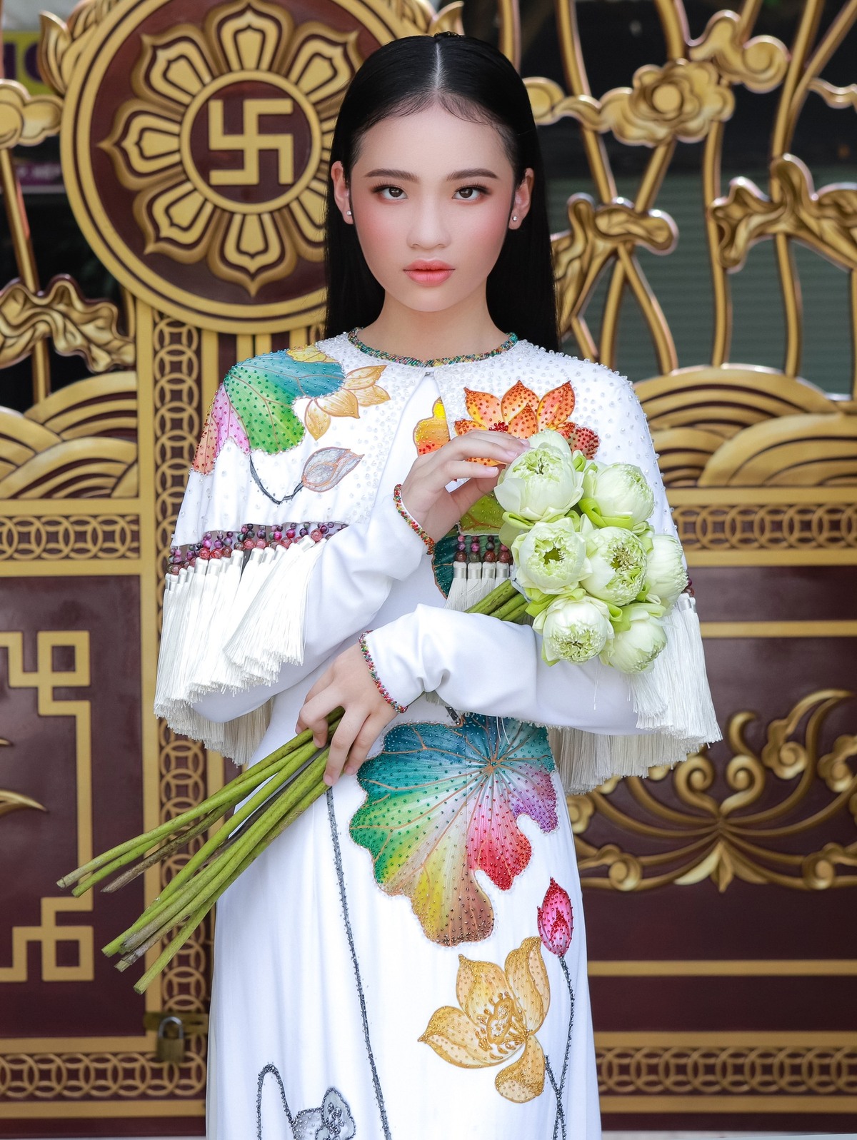 Bảo Hà diện áo dài hoa sen 3 m vãn cảnh chùa