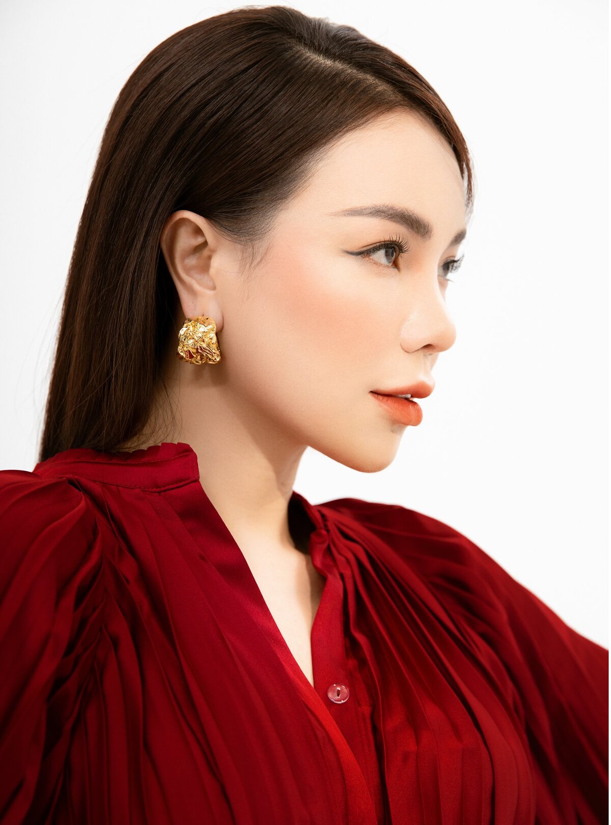 Trà Ngọc Hằng diện trang phục đơn sắc