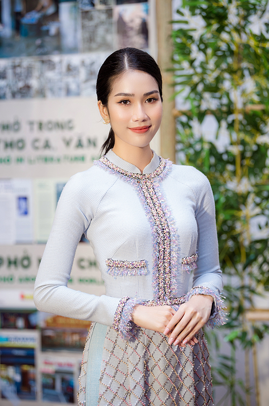 Á hậu Phương Anh làm MC bằng tiếng Anh - Pháp
