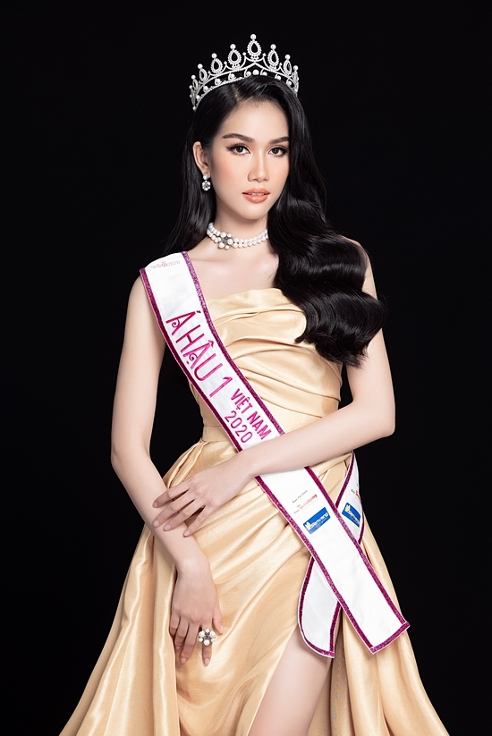 Á hậu Phương Anh trò chuyện với đại diện Miss International
