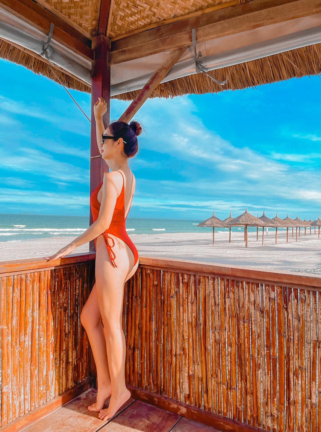 Jennifer Phạm diện áo tắm khoe body nóng bỏng