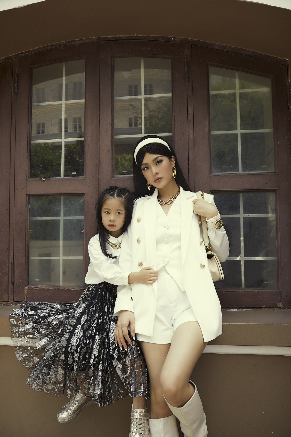 Diễm Trang chụp street style cùng con gái