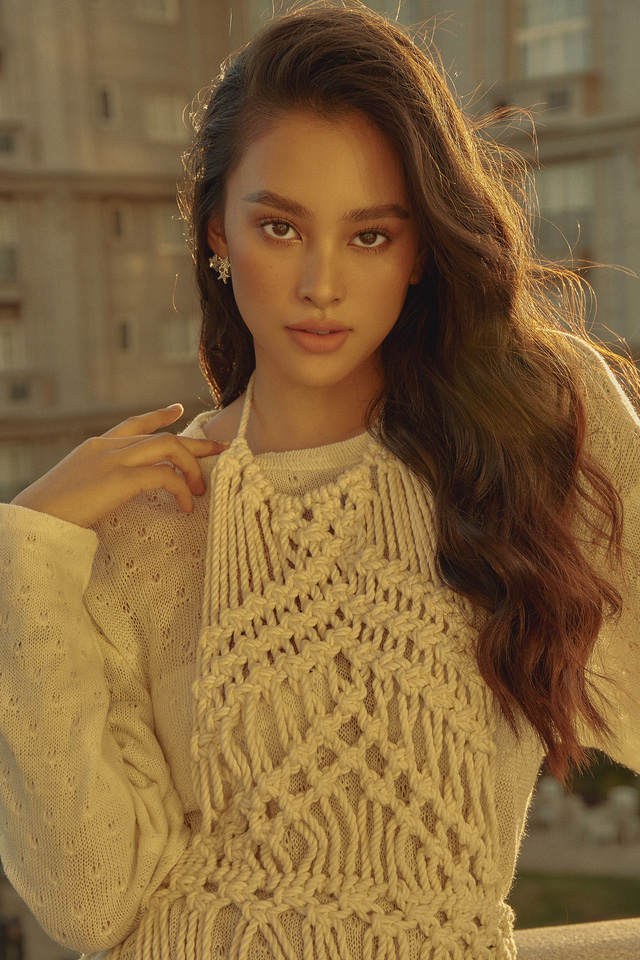 Hết nhiệm kỳ, hoa hậu Tiểu Vy hở bạo trong bộ ảnh mới