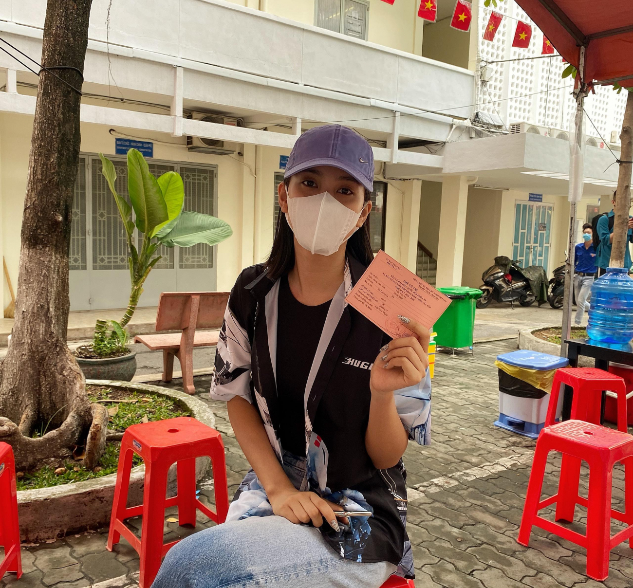 Hoa hậu Tiểu Vy cùng dàn người đẹp Hoa hậu Việt Nam rạng rỡ đi bầu cử