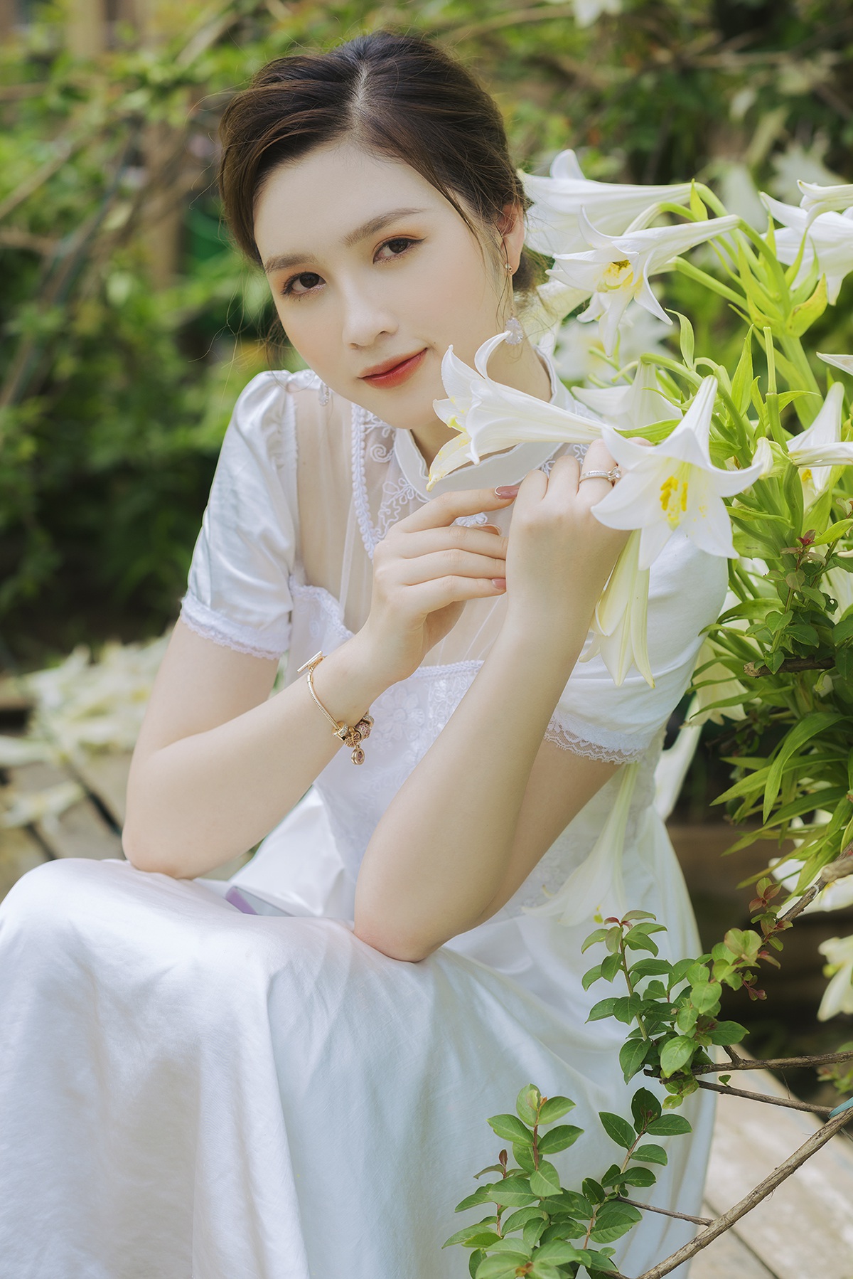 Hoa khôi ĐH Quốc gia Hà Nội khoe lưng trắng ngần giữa vườn loa kèn mùa hạ