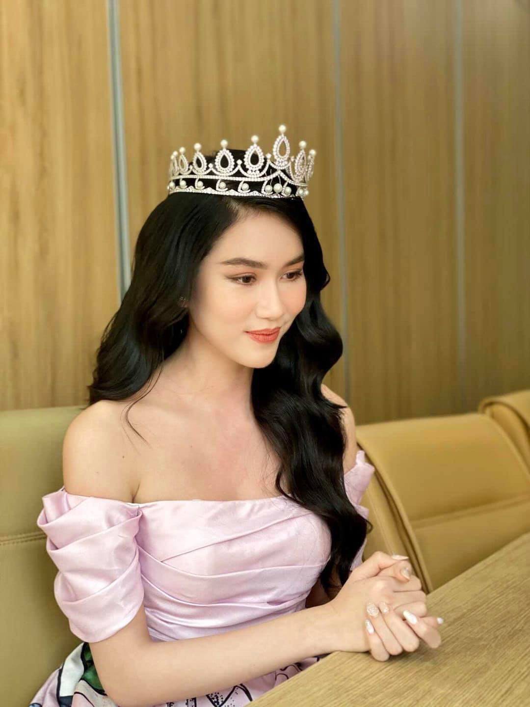 Không chỉ ‘gây bão’ với màn ‘bắn’ tiếng Anh như gió, Á hậu Phương Anh còn hút hồn fans với vẻ gợi cảm