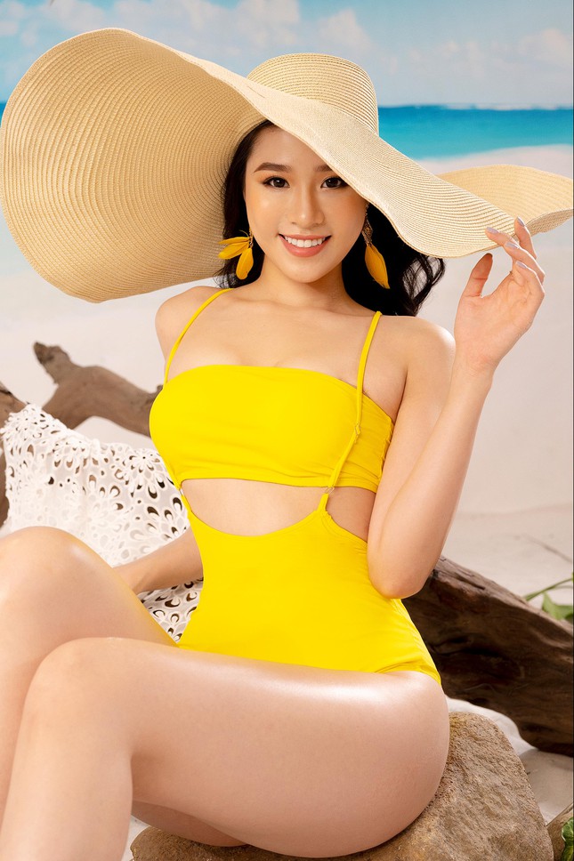 Lần hiếm hoi người đẹp biển Nguyễn Hoàng Bảo Châu khoe ảnh bikini cực gợi cảm