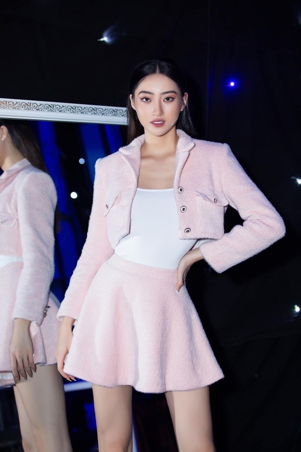 Lương Thùy Linh chân dài 1m22, cuốn hút tuổi 21