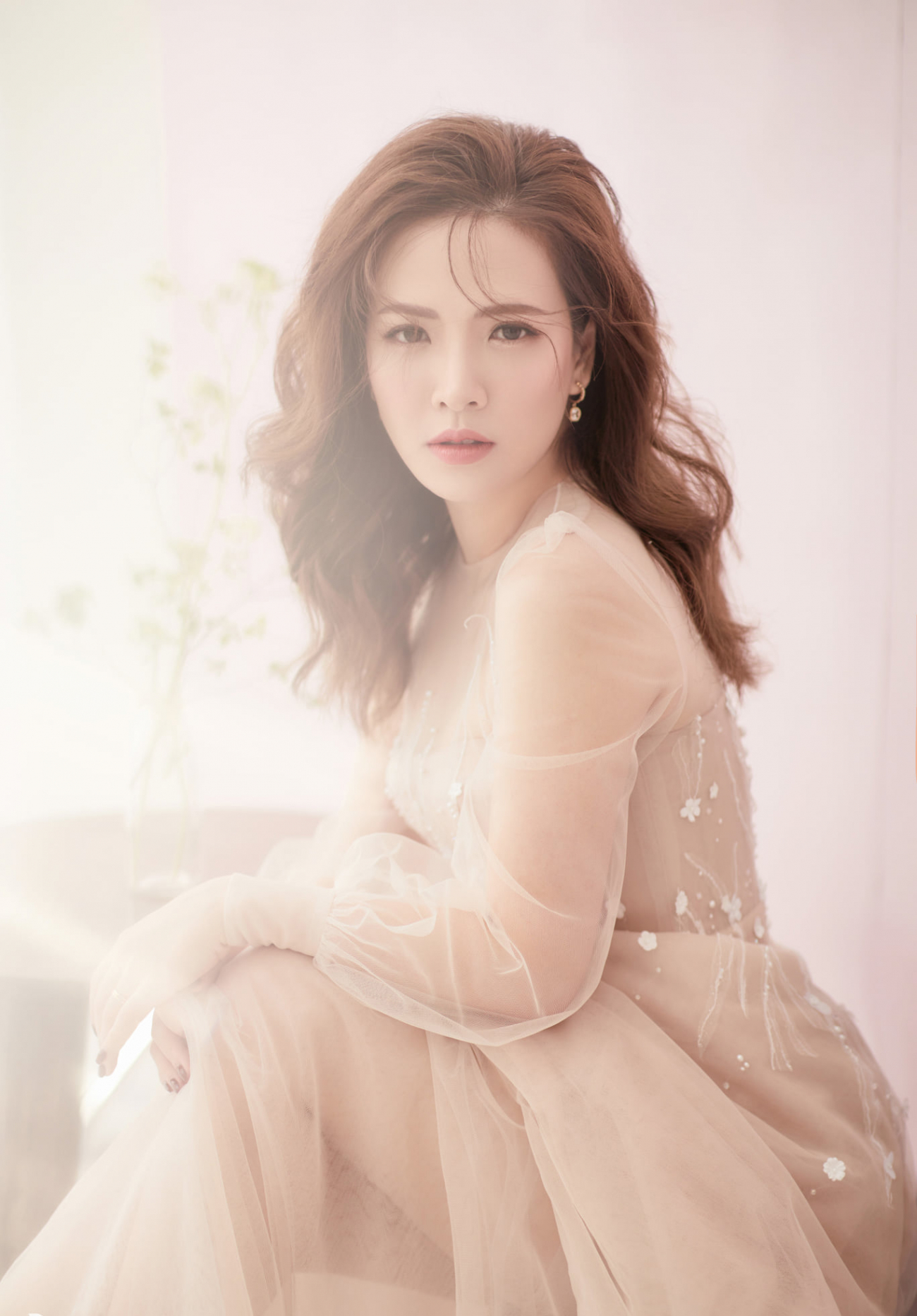 MC Đan Lê đẹp mong manh ở tuổi 38