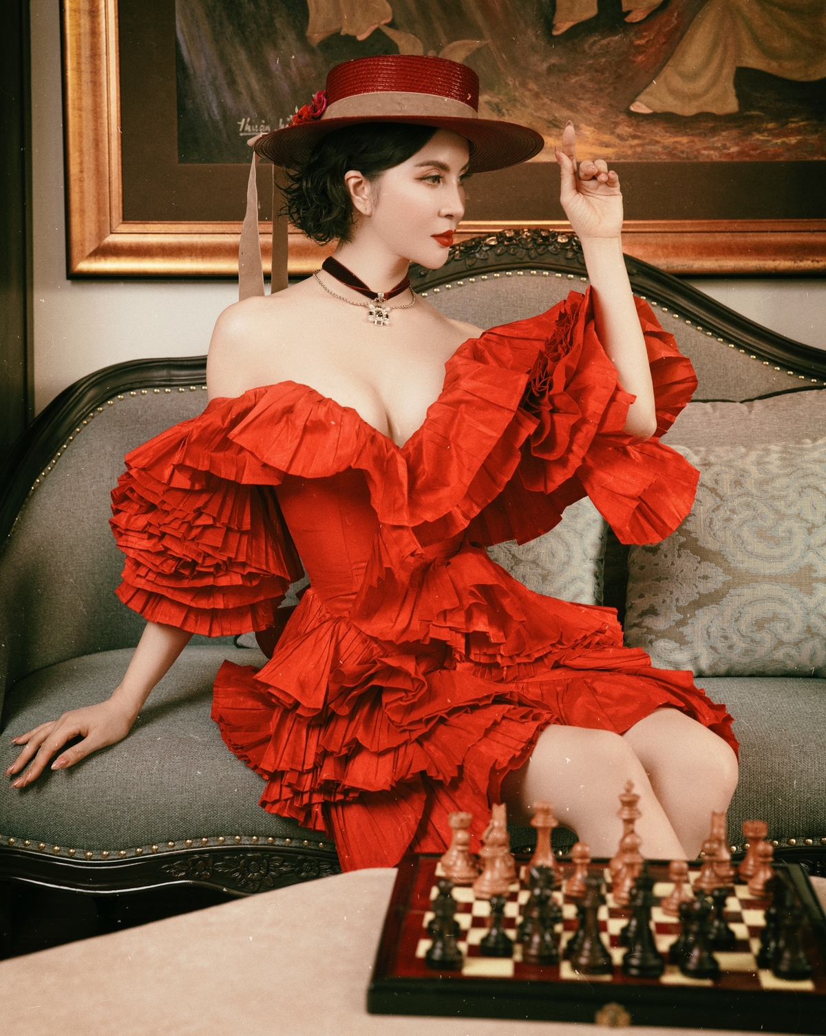 MC Thanh Mai diện váy xẻ tôn vòng một