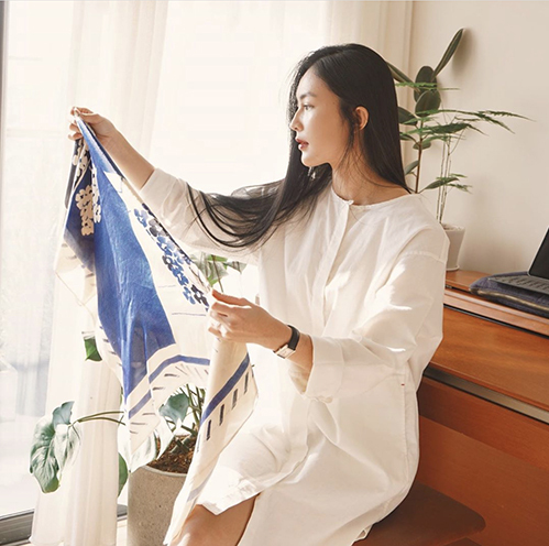 Váy áo tối giản của Fashionista Helly Tống