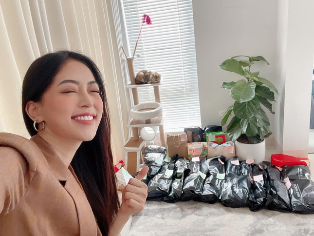 Á hậu Phương Nga bán quần áo cá nhân, dành tiền ủng hộ Quỹ vắc-xin phòng COVID-19