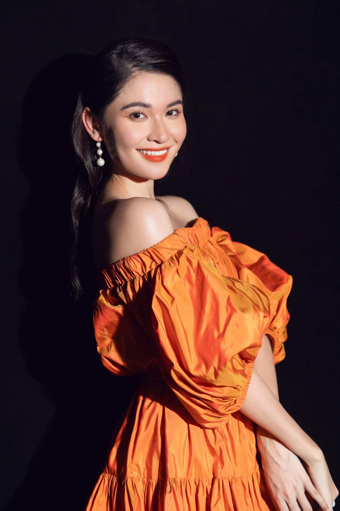 Á hậu tái chế bikini khoe dáng sexy, phát lộ nhiều tài lẻ thời Covid-19